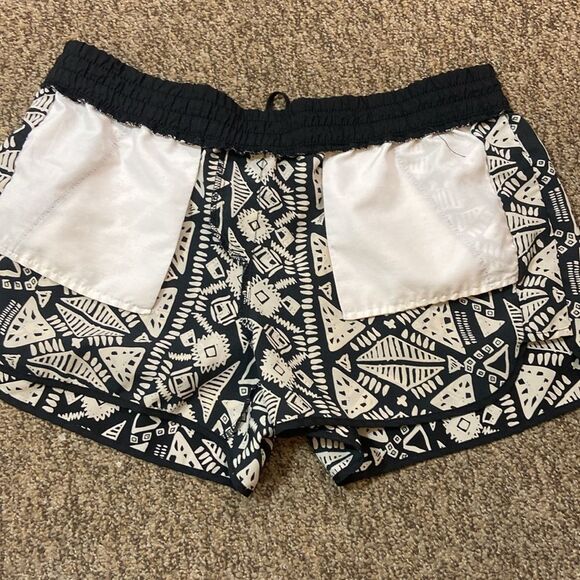 No Boundaries Black And Ivory Patterned Women's Shorts Size XL (15-17) - Picture 8 of 10